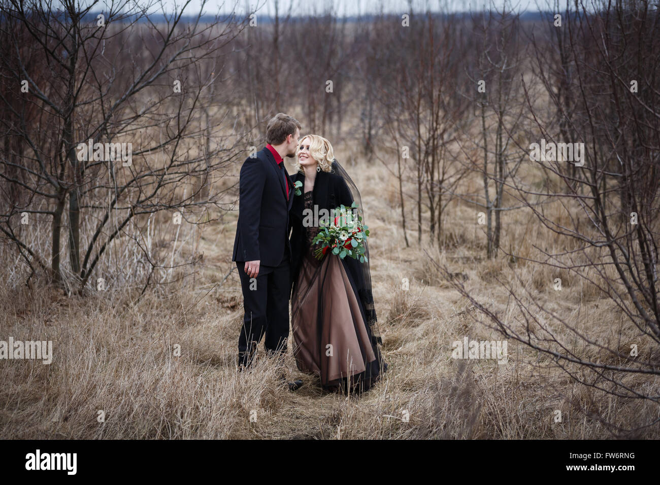 Glückliches Hochzeitspaar zu Fuß in den Wald Stockfoto