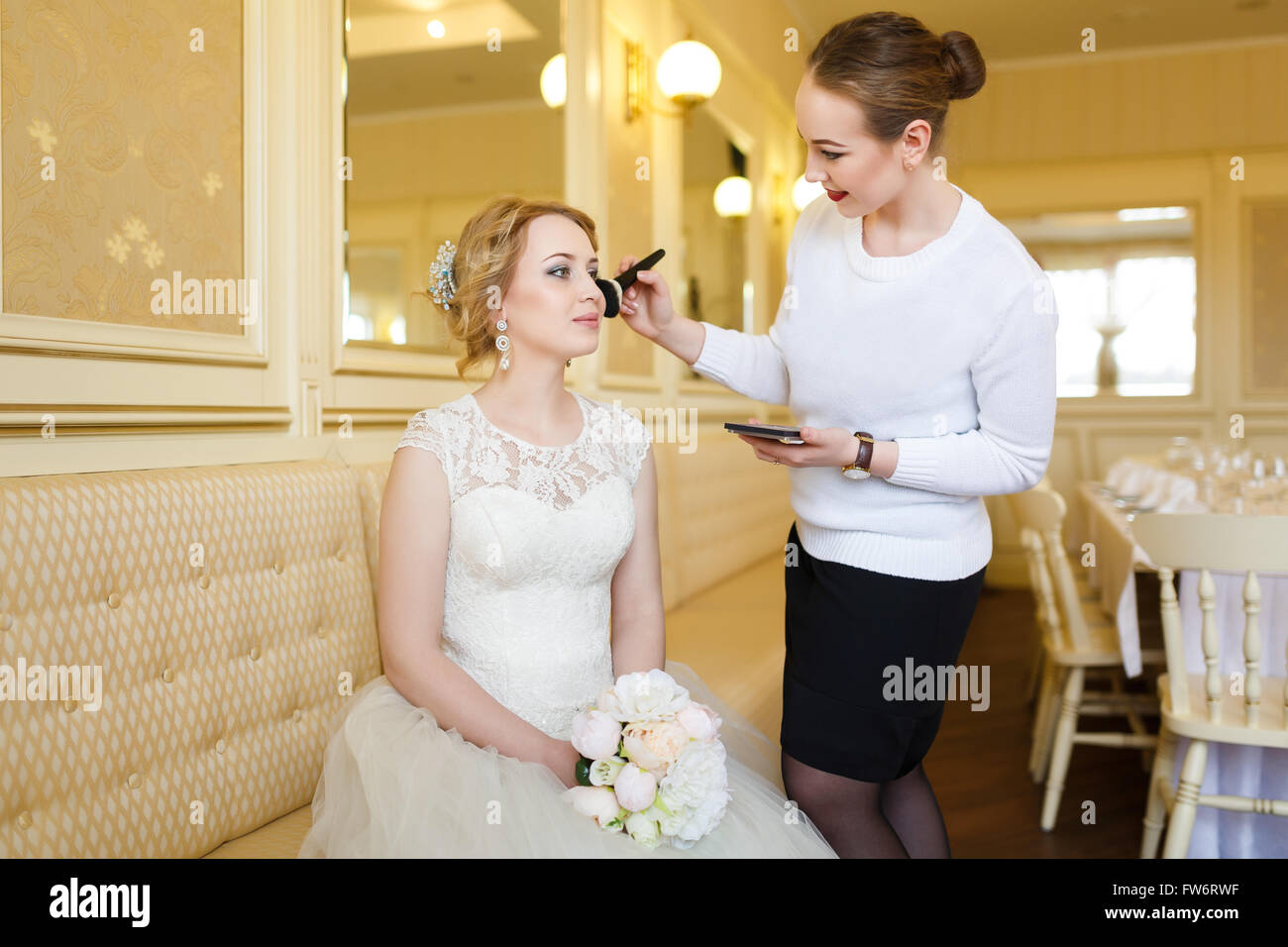 Frau machen Braut vor der Trauung zu machen Stockfoto