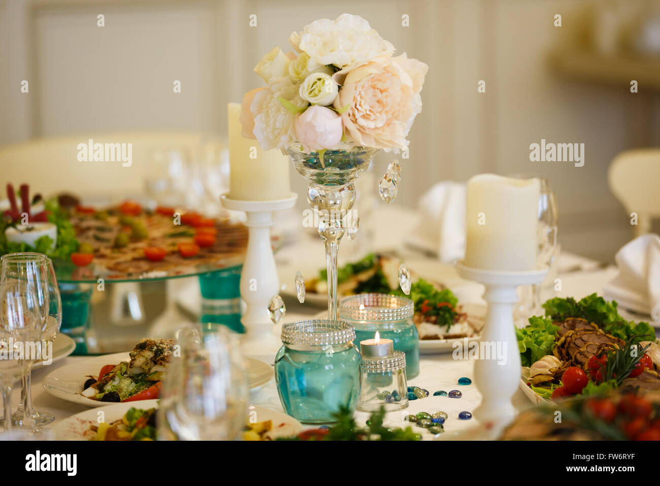 Der Festtafel mit Restaurant, das vor einem Hochzeitsbankett Stockfoto