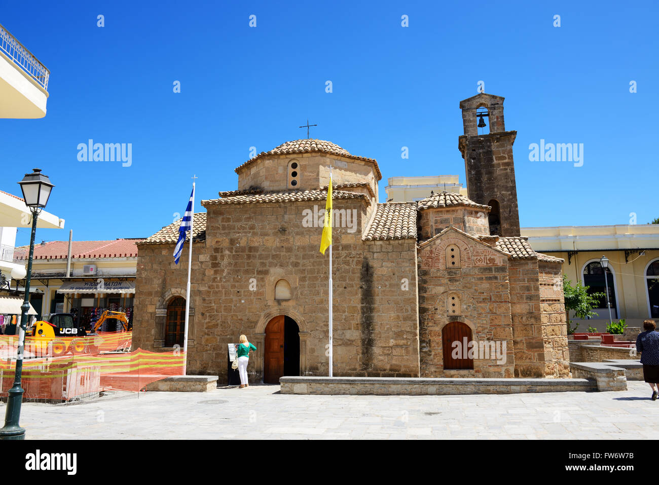 Die byzantinische Kirche der Heiligen Apostel und Touristen in der Stadt Kalamata, Messinia, Griechenland Stockfoto