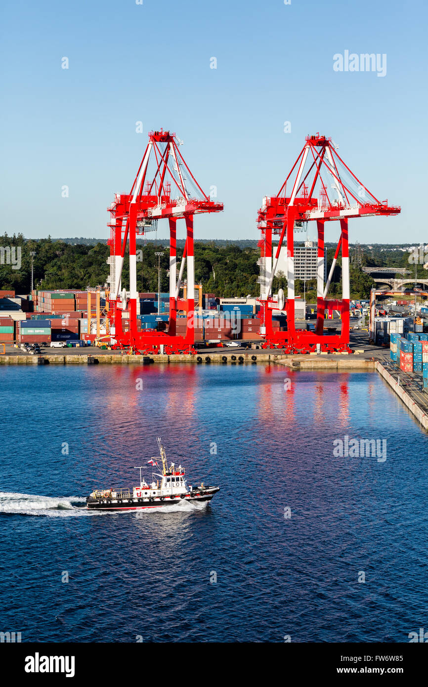 Ein Lotsenboot Kreuzfahrt vorbei an Fracht Betrieb in Halifax, Nova Scotia Stockfoto