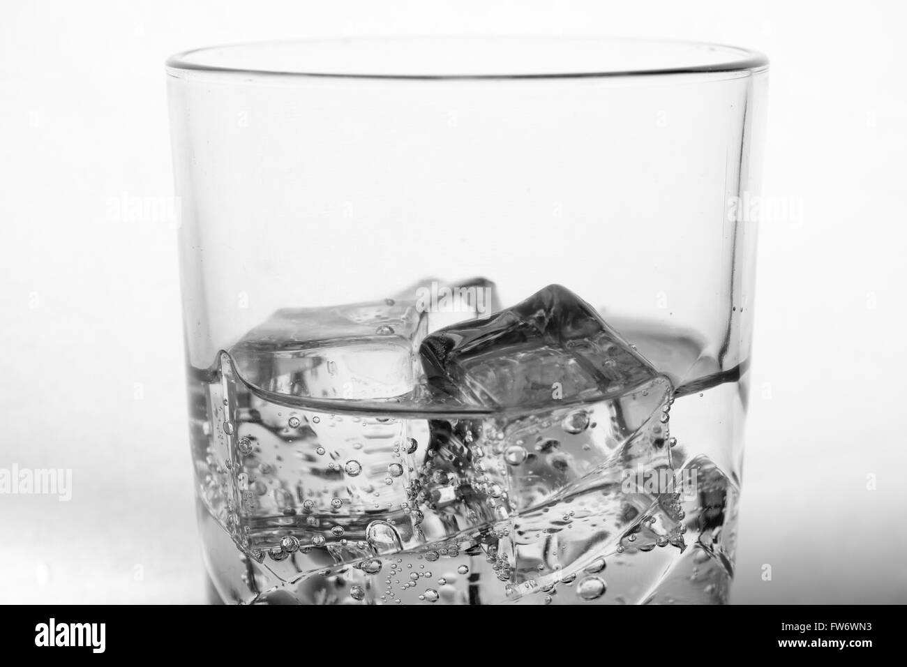 Glas mit Eiswürfeln kohlensäurehaltige Limonade Stockfoto