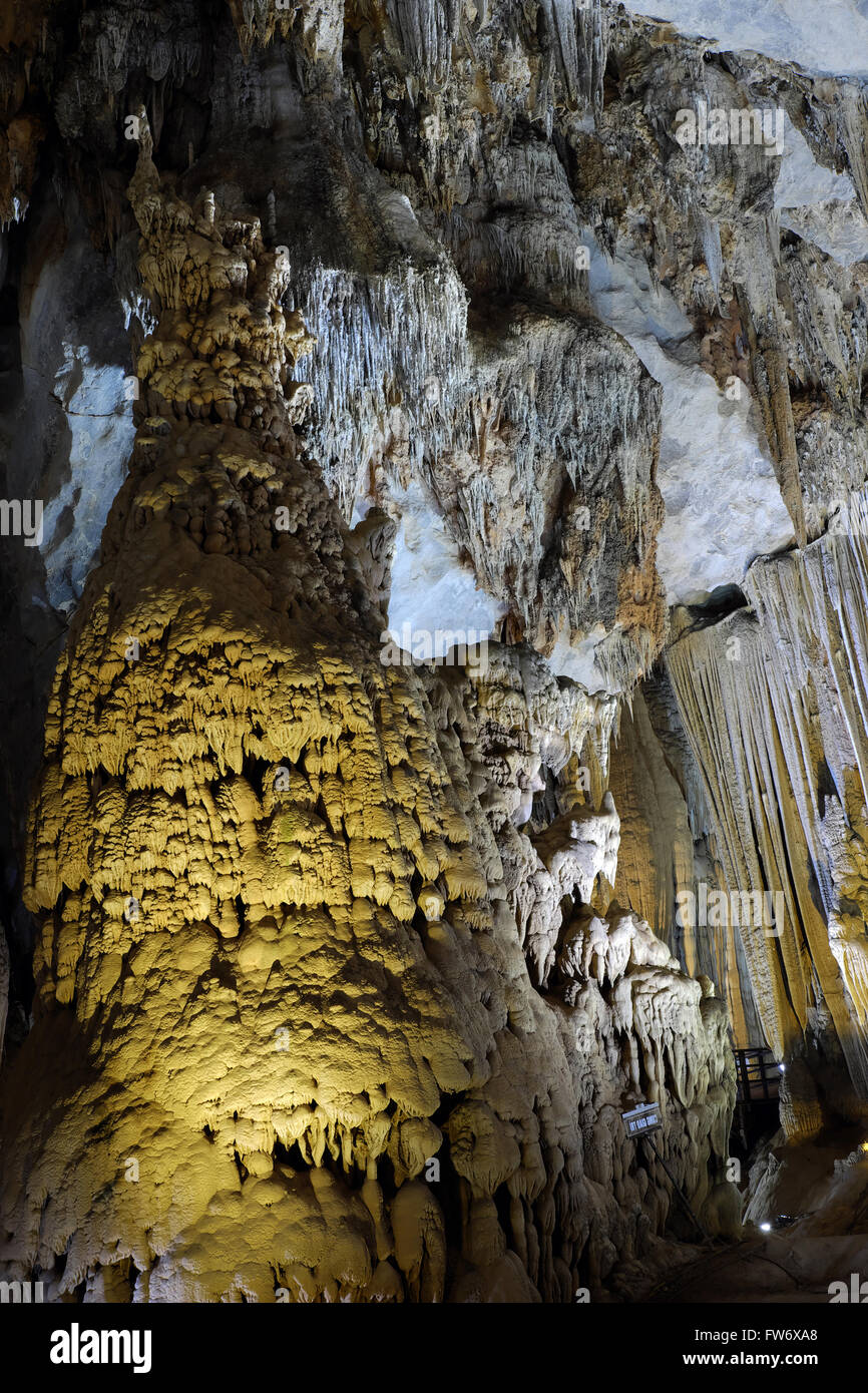 Paradies-Höhle, eine erstaunliche, wunderbare Höhle bei Bo Trach, Quang Binh, Vietnam, unterirdische schöner Ort für Reisen, Erbe Stockfoto