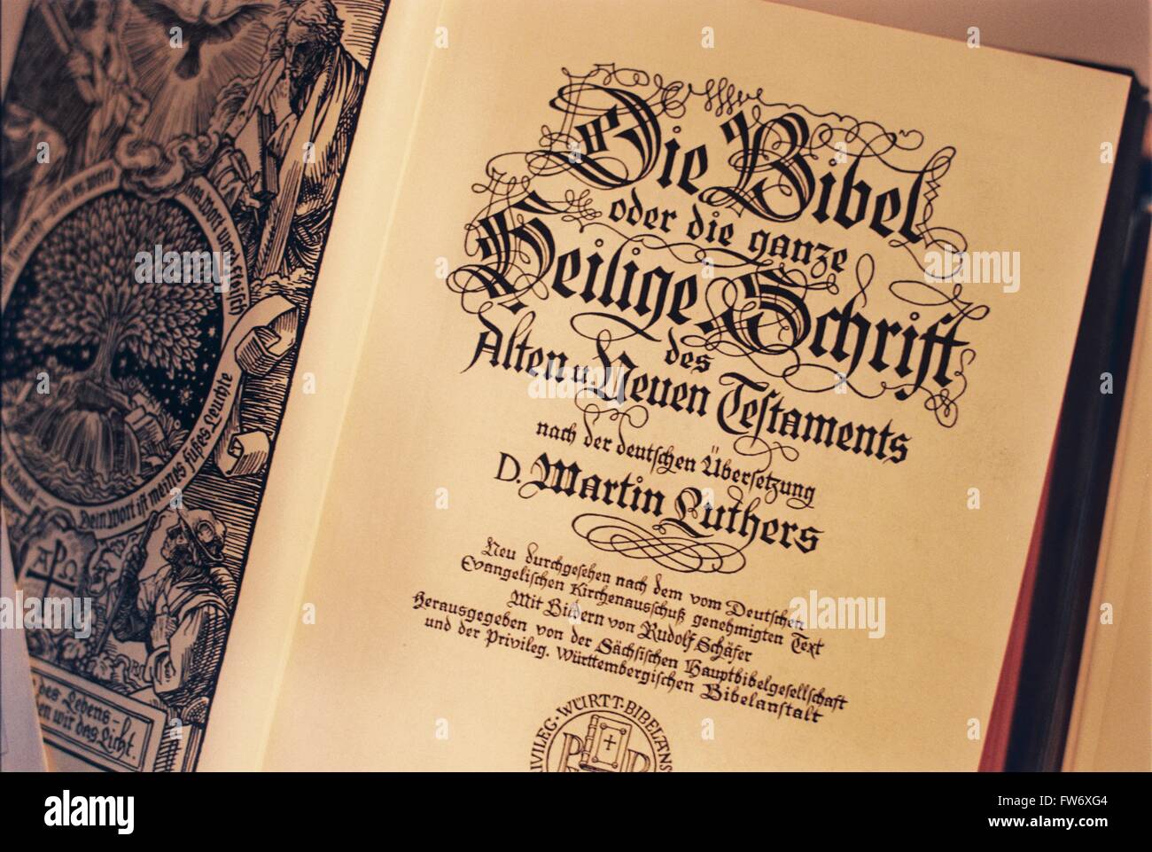 Heilige Bibel Hexe wurde übersetzt von Martin Luther, Bonn, Kreuzkirche, Deutschland Stockfoto