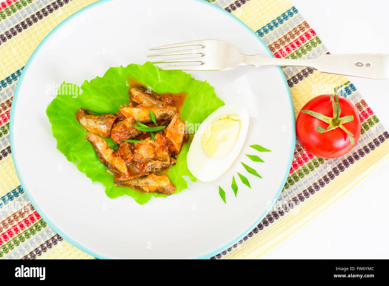 Fischkonserven mit Eiern auf Salat Stockfoto