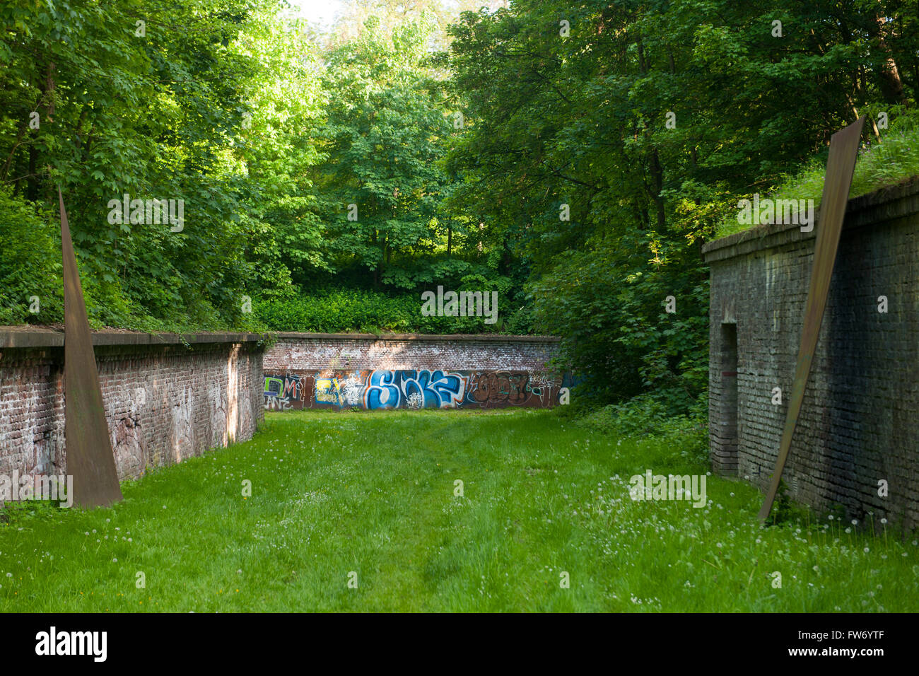 Deutschland, Nordrhein-Westfalen, Köln, Marienburg, Kölner Festungsmuseum Im Zwischenwerk VIII b, Skulpturenpark "Kunst-am-Fort" Stockfoto