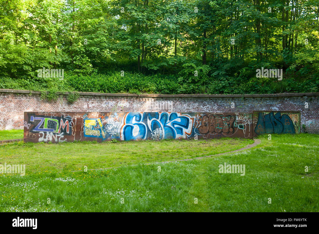 Deutschland, Nordrhein-Westfalen, Köln, Marienburg, Kölner Festungsmuseum Im Zwischenwerk VIII b, Skulpturenpark "Kunst-am-Fort" Stockfoto