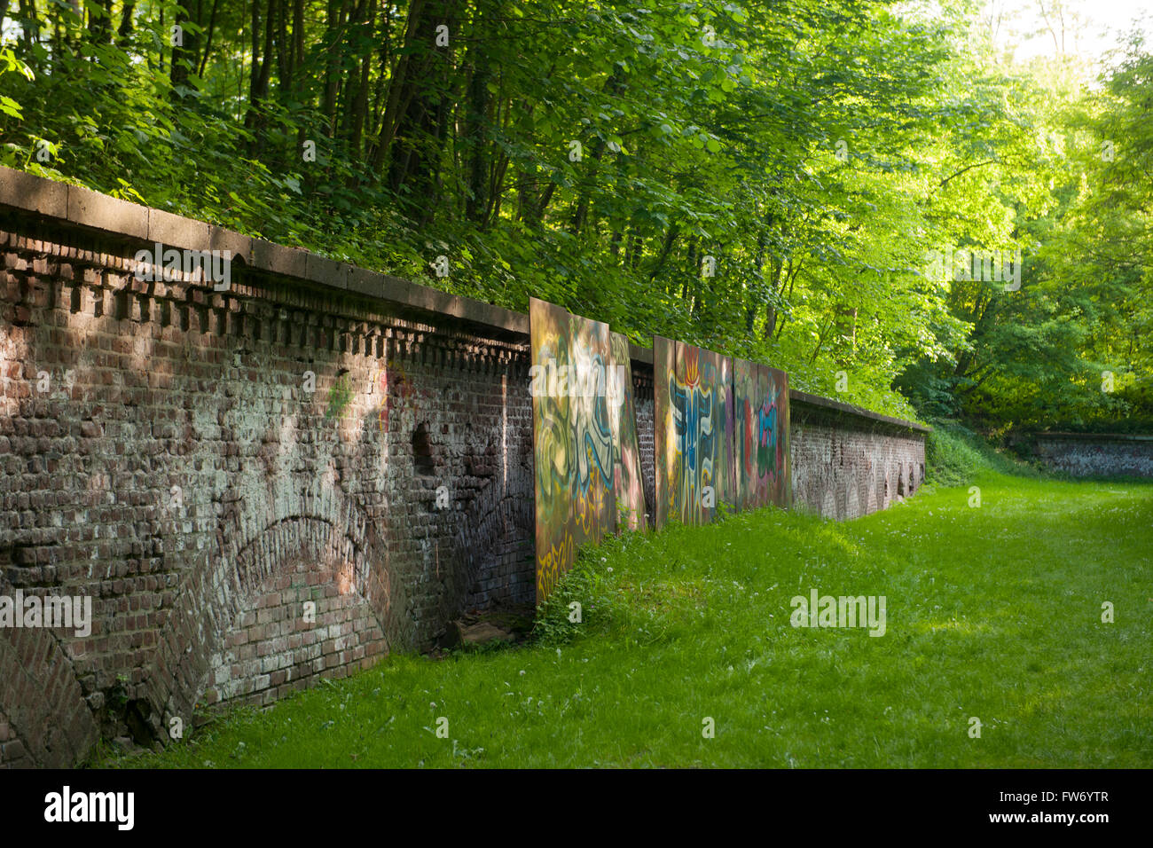 Deutschland, Nordrhein-Westfalen, Köln, Marienburg, Kölner Festungsmuseum Im Zwischenwerk VIII b, Skulpturenpark "Kunst-am-Fort" Stockfoto