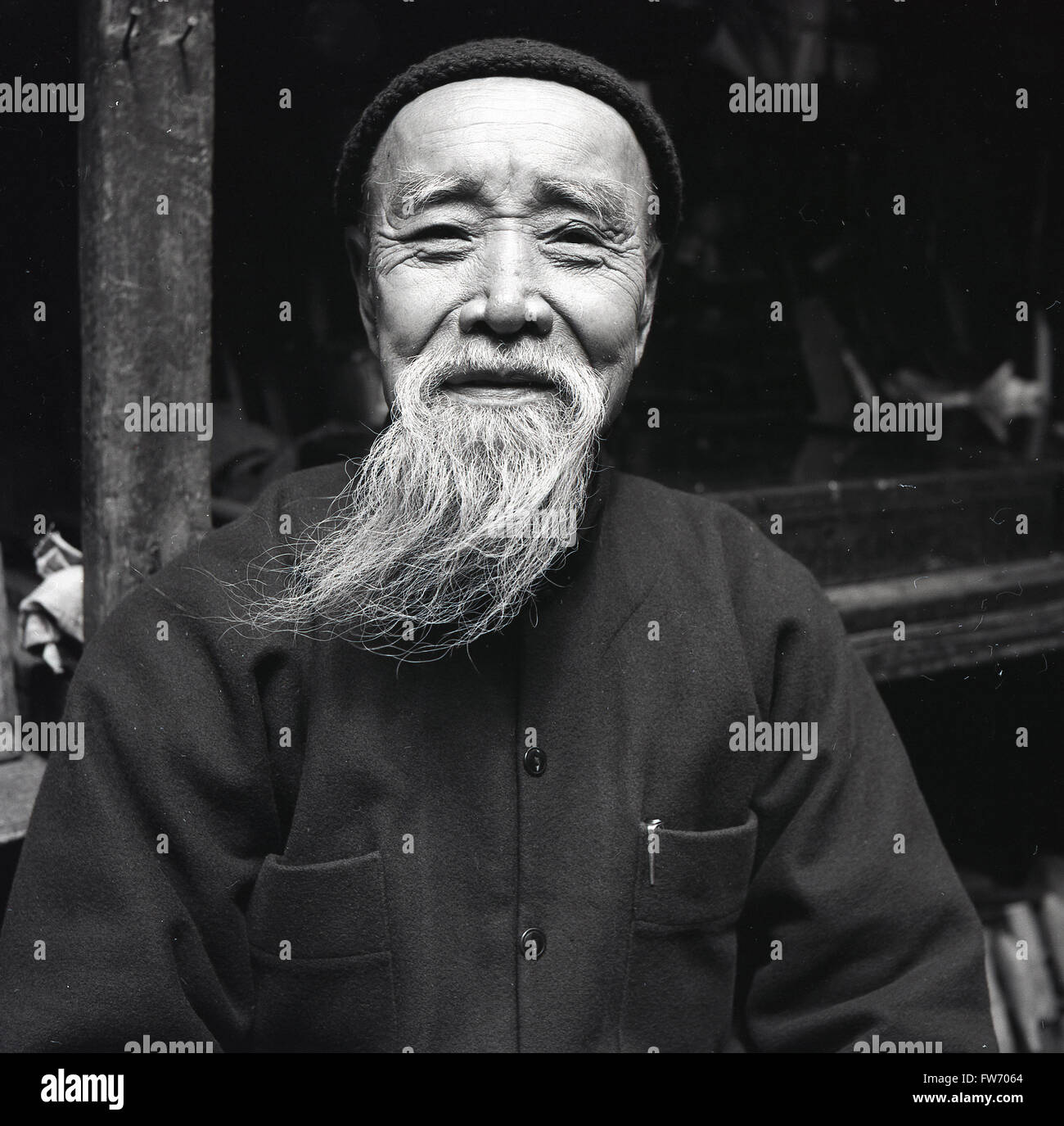 1950er Jahre historische, Charakter-Portrait von J Allan Cash.of ein Hong Kong-Mann mit einem langen dünnen Bart und tragen traditionelle Kleidung. Stockfoto