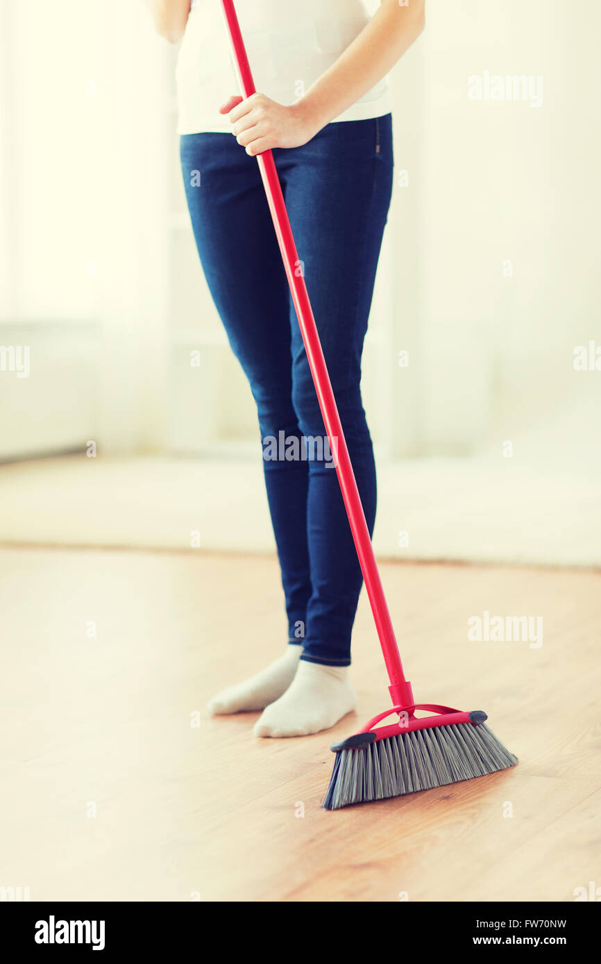 Nahaufnahme von Frau Beine mit Besen fegt Stock Stockfoto