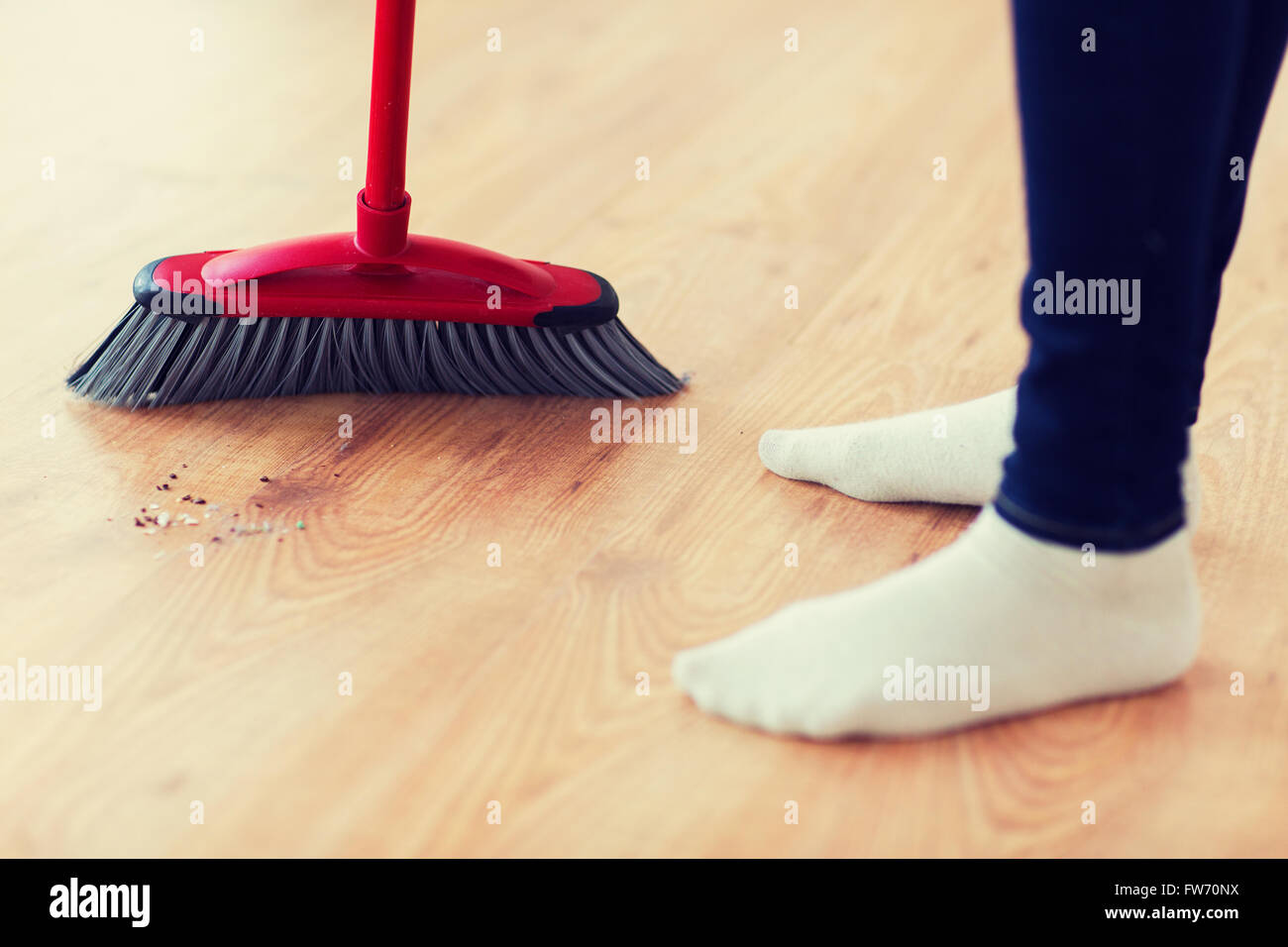 Nahaufnahme von Frau Beine mit Besen fegt Stock Stockfoto