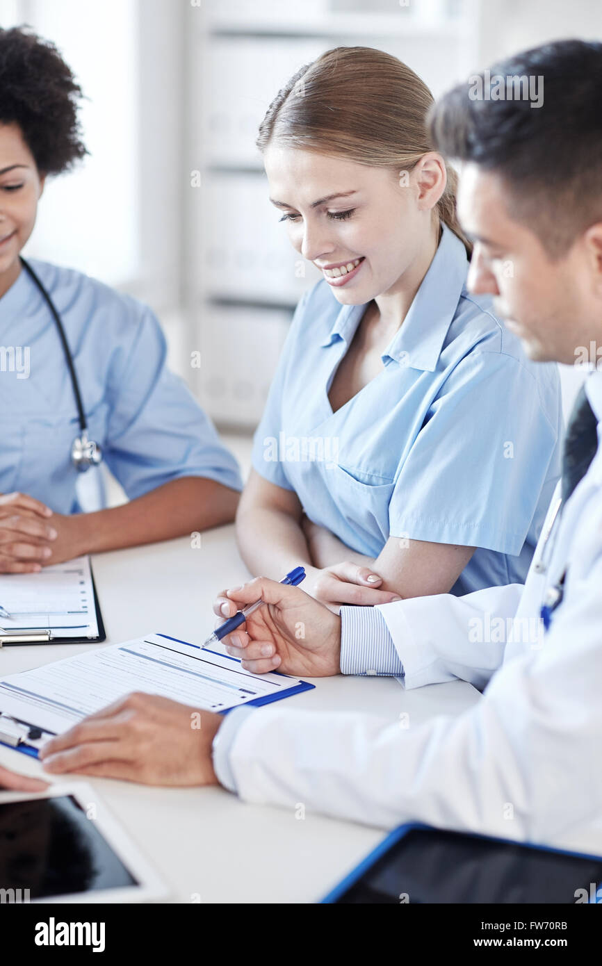 Gruppe von glücklich Ärzte im Krankenhaus Büro treffen Stockfoto