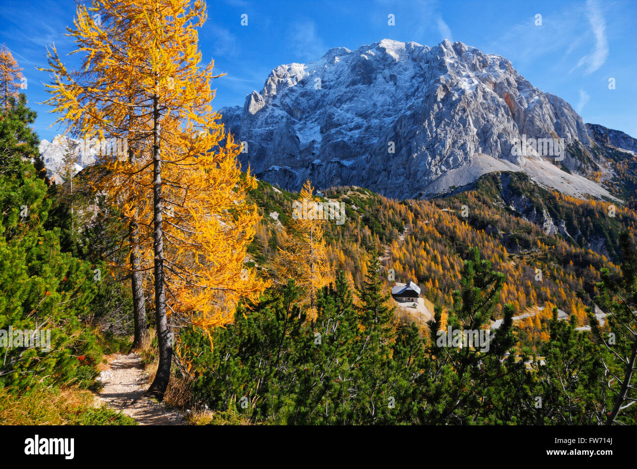 Slowenien-Alpen. Vrsic-Pass und Mount Prisojnik auf der Rückseite Stockfoto
