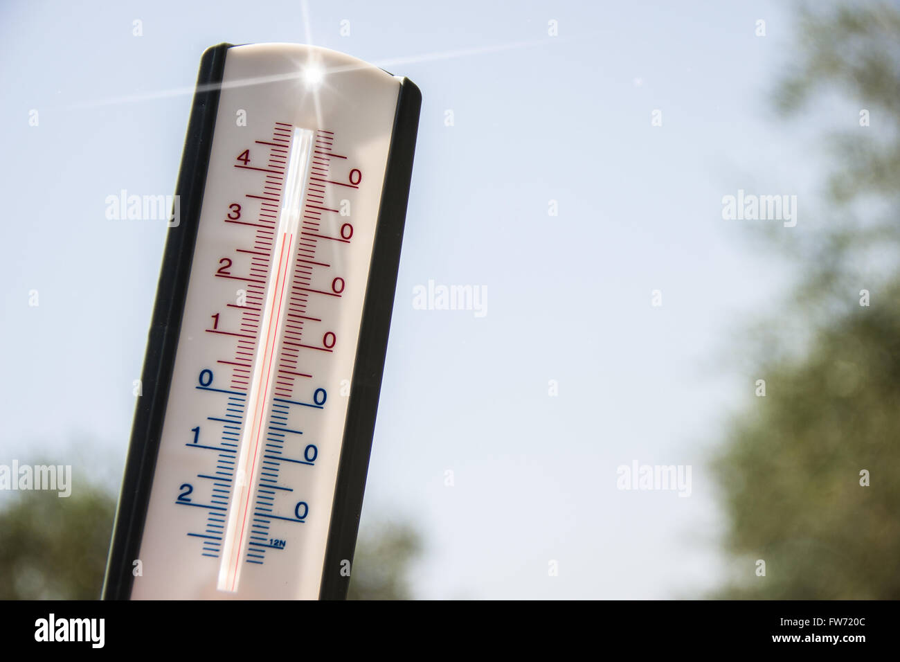 Thermometer auf den Himmel um die Hitze des Sommers zu symbolisieren Stockfoto