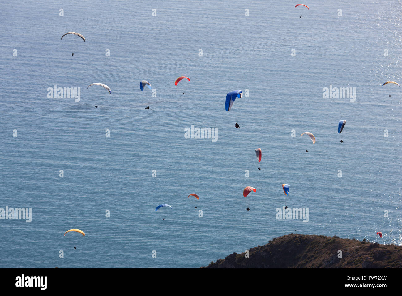 Eine Gruppe von 16 Gleitschirmfliegern, die über dem Mittelmeer schweben. Roquebrune-Cap-Martin, Alpes-Maritimes, Französische Riviera, Frankreich. Stockfoto