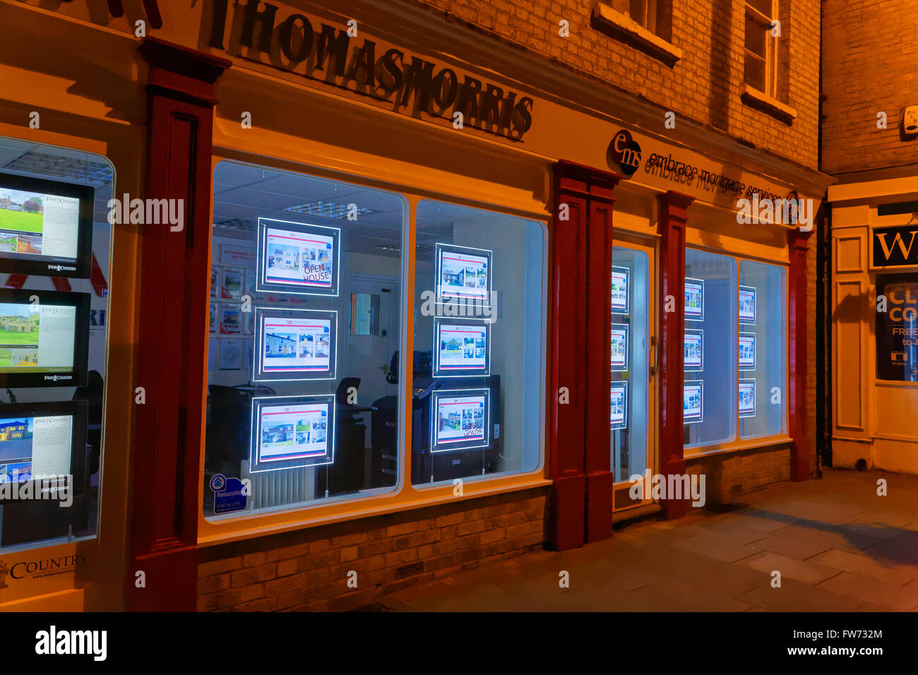 Immobilien-Makler-Büro außerhalb in der Nacht Stockfoto