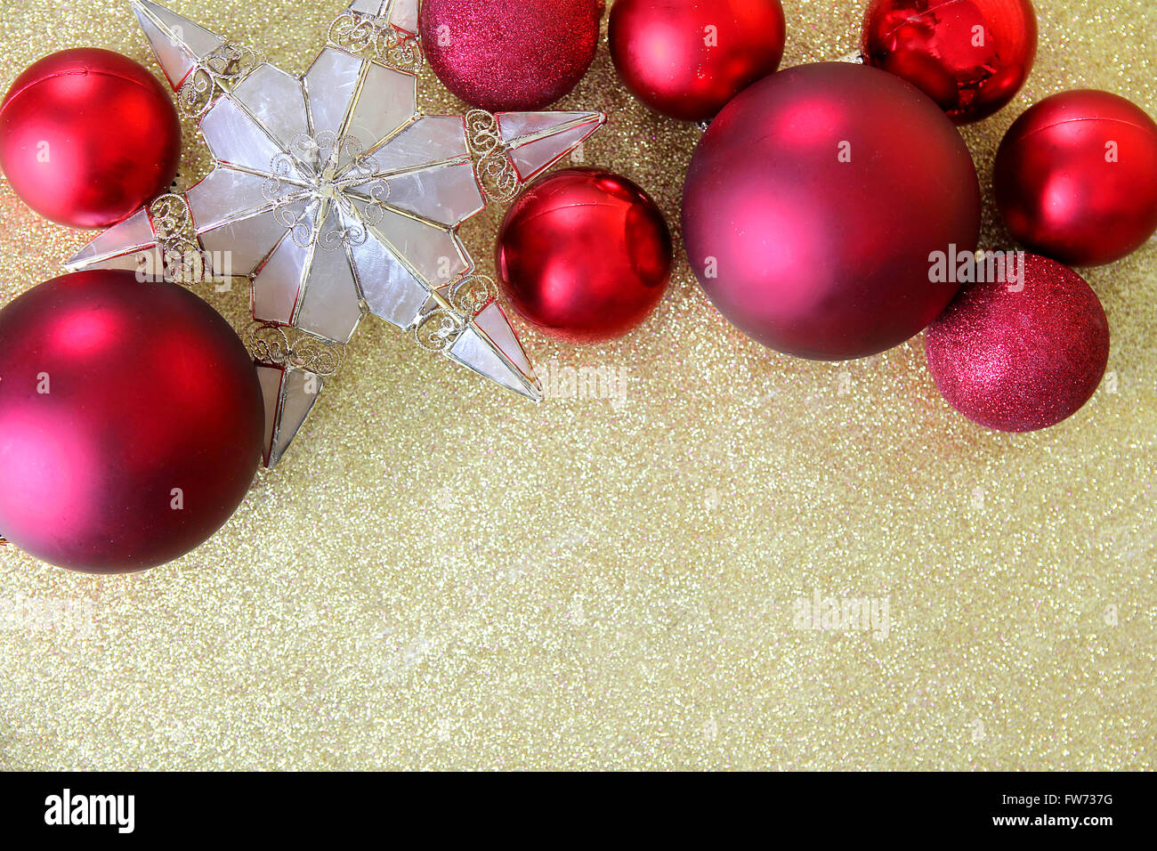 Rote Lampe Weihnachtsschmuck und ein Stern geformt Tree Topper Grenze am Seitenanfang ein Hintergrundstoff Goldglitter mit Textfreiraum. Stockfoto