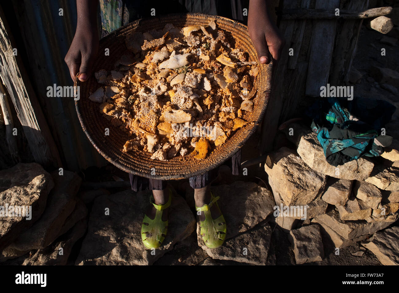 Eine arme Frau, die Zugehörigkeit zum Volk Agaw zeigt einen Korb voller Lebensmittel (z.B. Reste von Restaurants und Einzelpersonen gegeben) Stockfoto