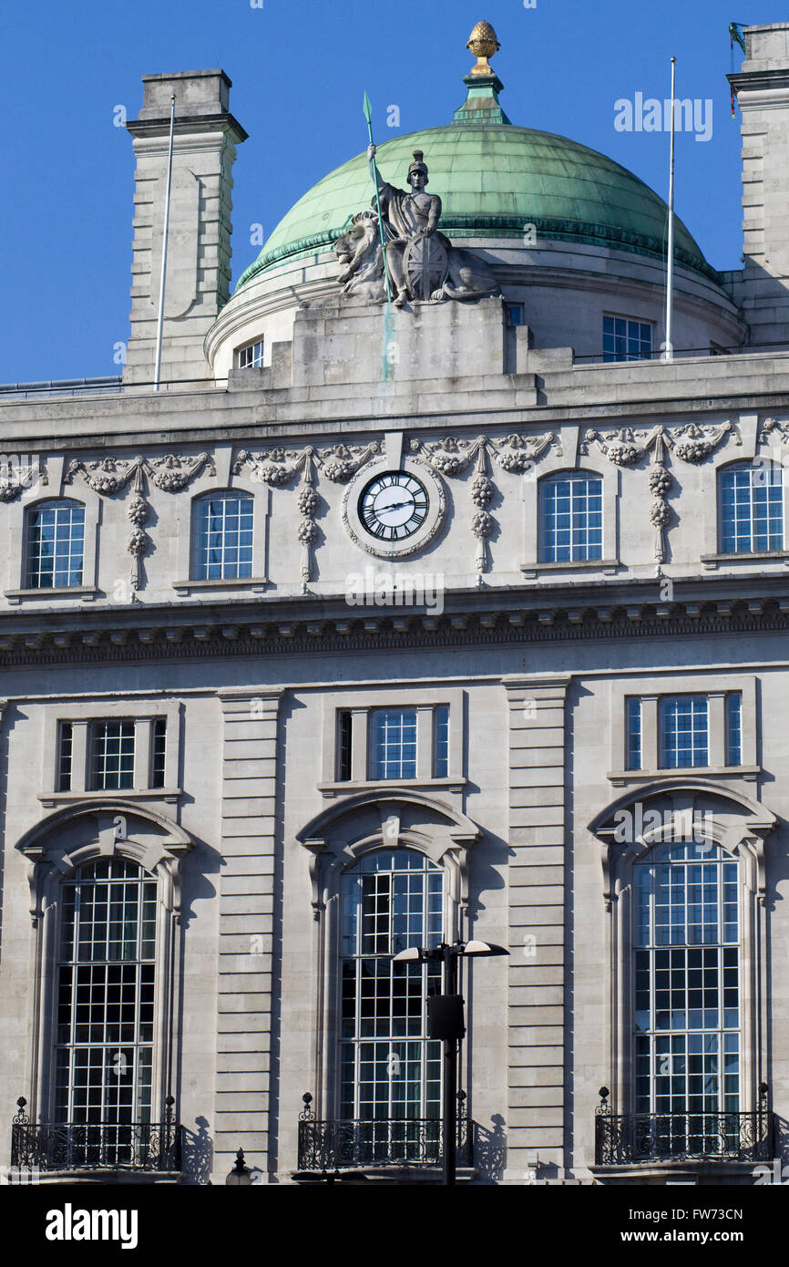 Statue von Britannia Clock und Kuppel auf dem ehemaligen Allianz Life Versicherung Gebäude am Piccadilly Circus Stockfoto