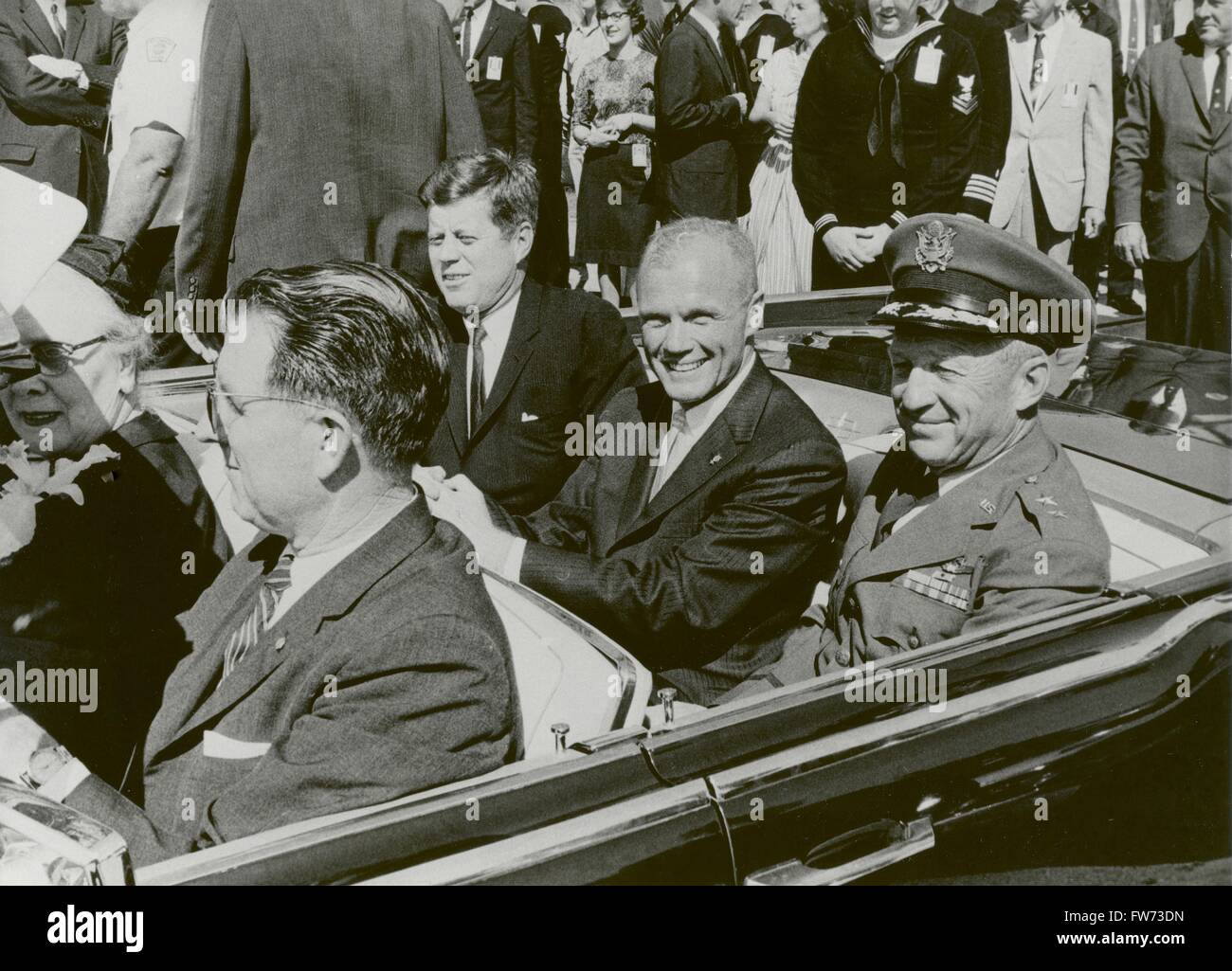 US-Präsident John F. Kennedy reitet mit Astronaut John Glenn und General Leighton Davis während einer Parade Glenns historischen Flug auf der Cape Canaveral Air Force Base in Cocoa Beach, Florida 23. Februar 1962 zu feiern.  Glenn war der erste Amerikaner, einen bemannten orbitalen Raumflug an Bord das Handwerk zu fliegen. Stockfoto