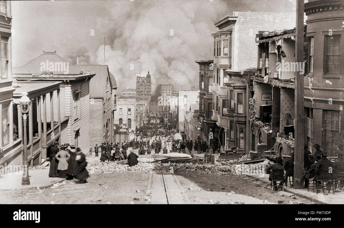 Ruinen in San Francisco, Kalifornien, Vereinigte Staaten von Amerika, nach dem Erdbeben vom 18. April 1906.  Das Bild zeigt Sacramento Street Leute zuschauen einer nahenden Feuer.  Feuer verursacht mehr Schaden als das Erdbeben.   Nach einem Originalfoto von Fotografen Arnold Genthe, 1869-1942. Stockfoto