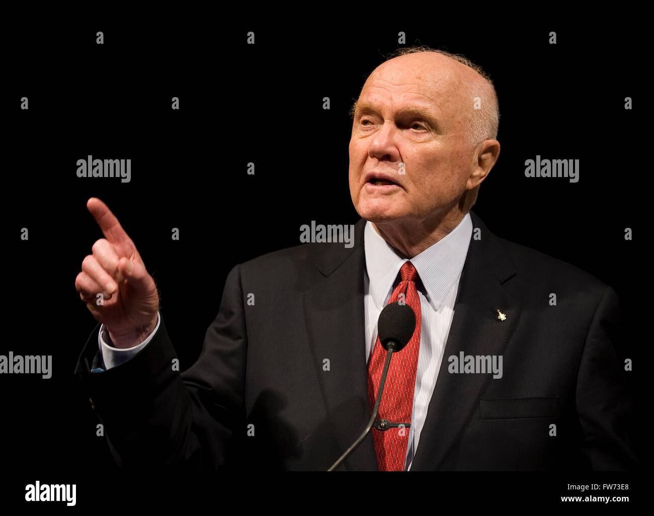 US-Senator und Astronaut John Glenn spricht während einer Vorlesung zu Ehren der Apollo 11 Mission Jahrestag an das National Air and Space Museum 19. Juli 2009 in Washington, DC. Glenn wurde der erste Amerikaner, der Erdumlaufbahn im Jahr 1962. Stockfoto
