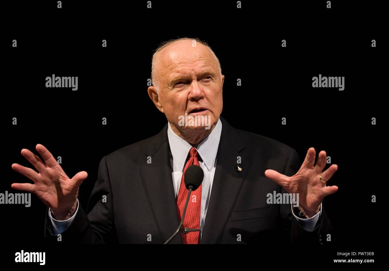 US-Senator und Astronaut John Glenn spricht während einer Vorlesung zu Ehren der Apollo 11 Mission Jahrestag an das National Air and Space Museum 19. Juli 2009 in Washington, DC. Glenn wurde der erste Amerikaner, der Erdumlaufbahn im Jahr 1962. Stockfoto