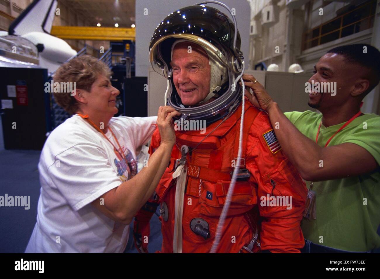 US-Senator und Astronaut John Glenn unterstützt wird passend für eine Übung auf die Systeme-Integration-Anlage am Johnson Space Center 28. April 1998 in Houston, Texas. Glenn, die im Jahr 1962 erstmals im Raum flog soll das Space Shuttle Discovery STS-95 Rotte beitreten. Stockfoto