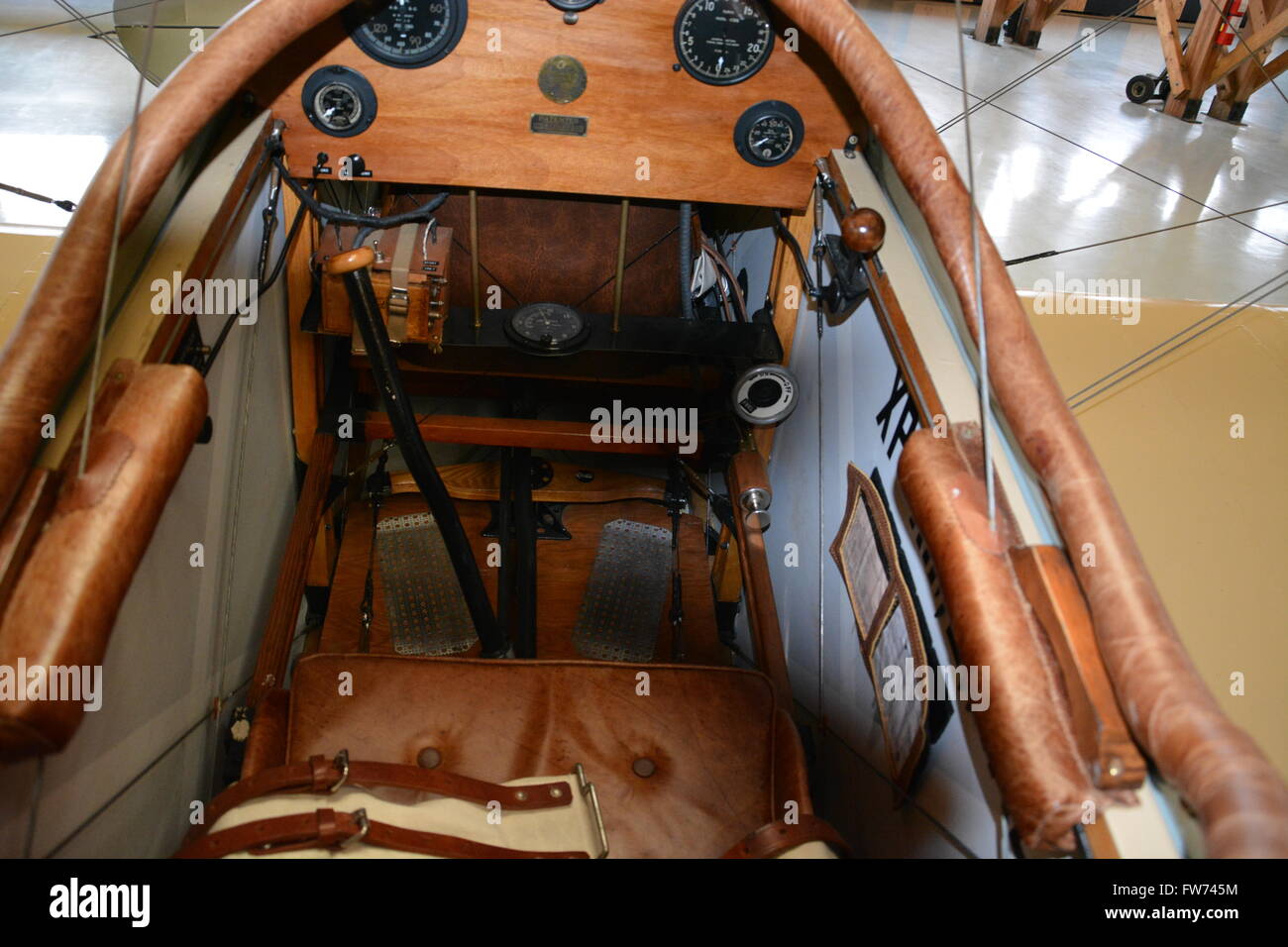Das Cockpit des WWI Curtiss Jenny Kämpfer Doppeldecker in einem Hangar am Military Aviation Museum in Virginia Beach. Stockfoto