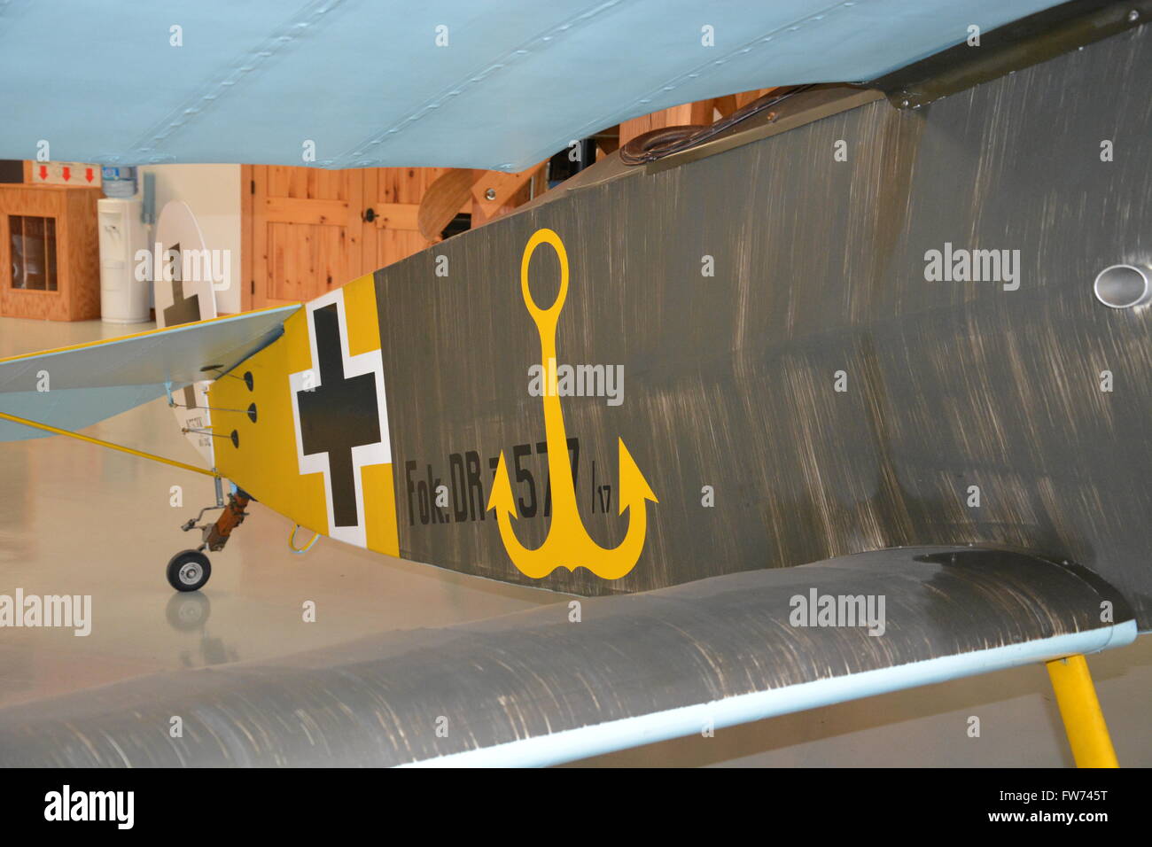 Ein Kämpfer der WWI deutsche Fokker DR1 Dreidecker in einem Hangar am Military Aviation Museum in Virginia Beach Stockfoto