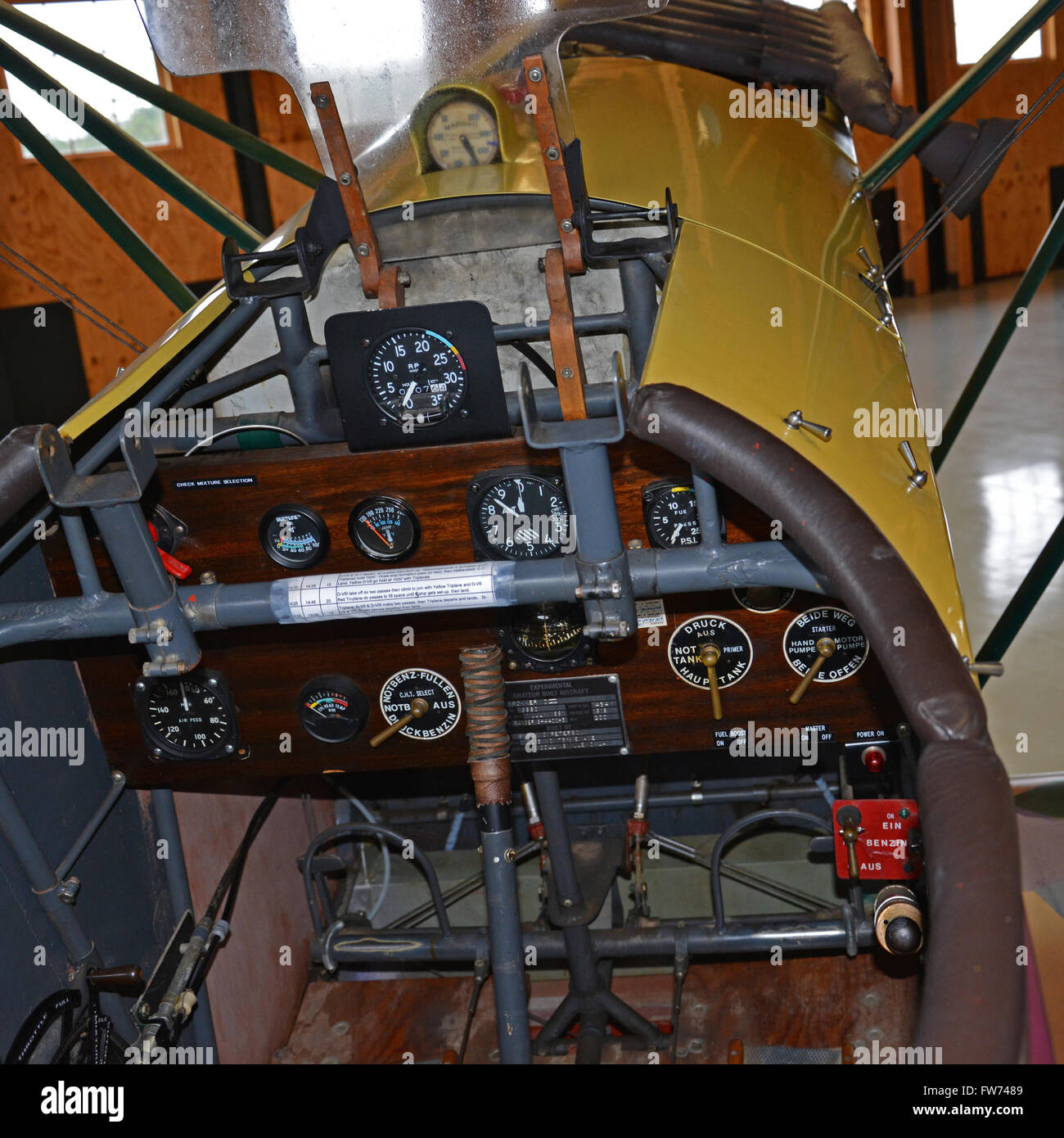 Das Cockpit des WWI deutsche Fokker D7 VII Kämpfer Dreidecker in einem Hangar am Military Aviation Museum in Virginia Beach. Stockfoto