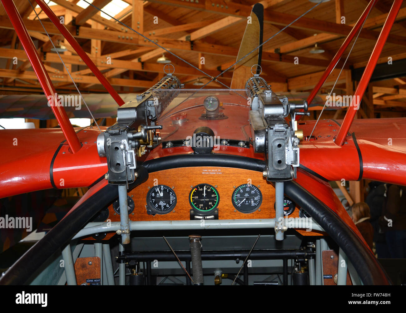 Das Cockpit und die Geschütze auf ein Kämpfer WWI deutsche Fokker DR1 Dreidecker in einem Hangar am Military Aviation Museum in Virginia Beach. Stockfoto