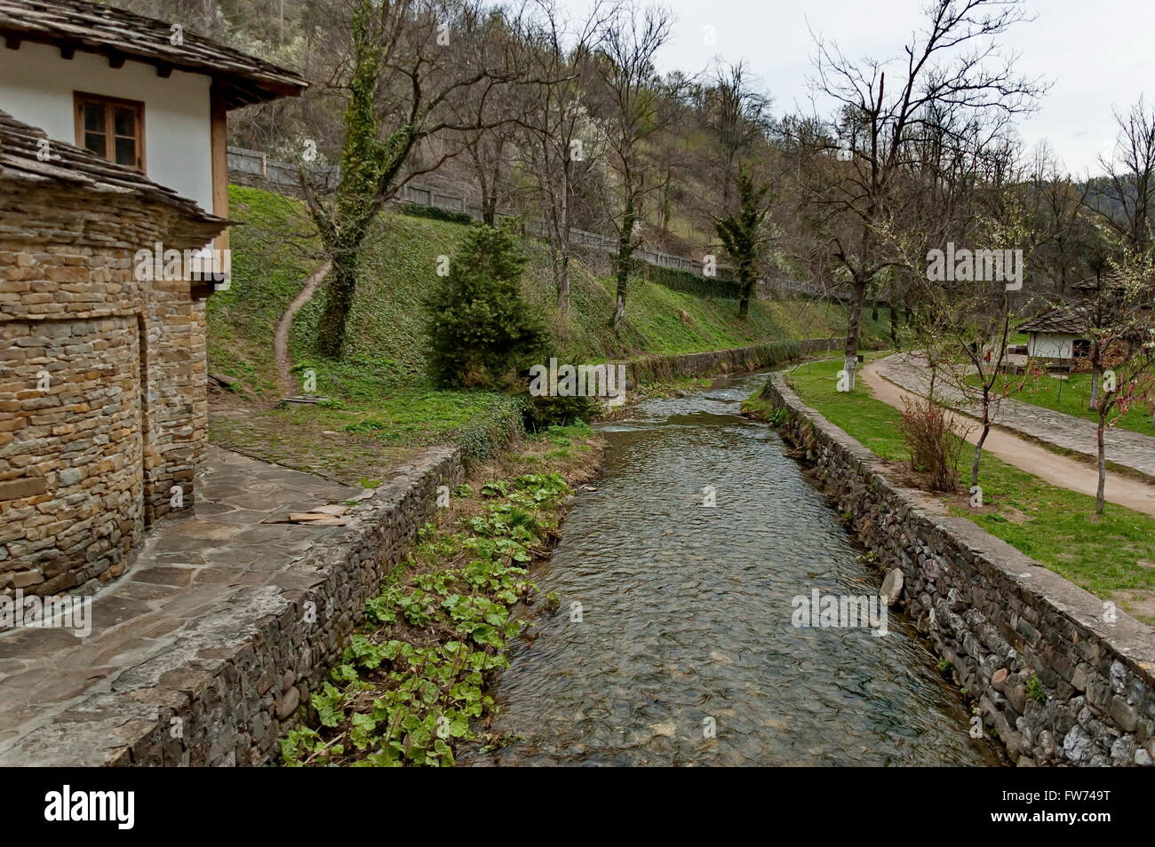 Alte traditionelle Häuser und Fluss im Äther, Gabrovo, Bulgarien Stockfoto
