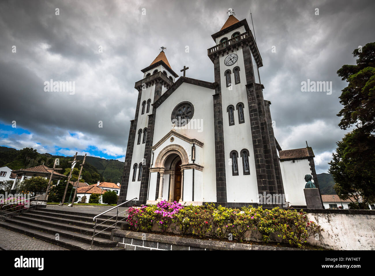 Turm der St. Sebastian Kirche (Igreja Matriz de Sao Sebastiao) in Ponta Delgada, San Miguel, der autonomen Region der Azoren Stockfoto