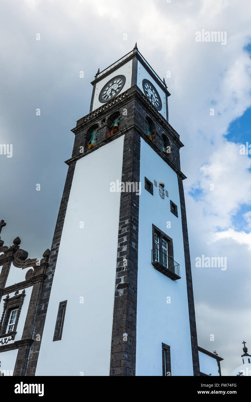Turm der St. Sebastian Kirche (Igreja Matriz de Sao Sebastiao) in Ponta Delgada, San Miguel, der autonomen Region der Azoren Stockfoto