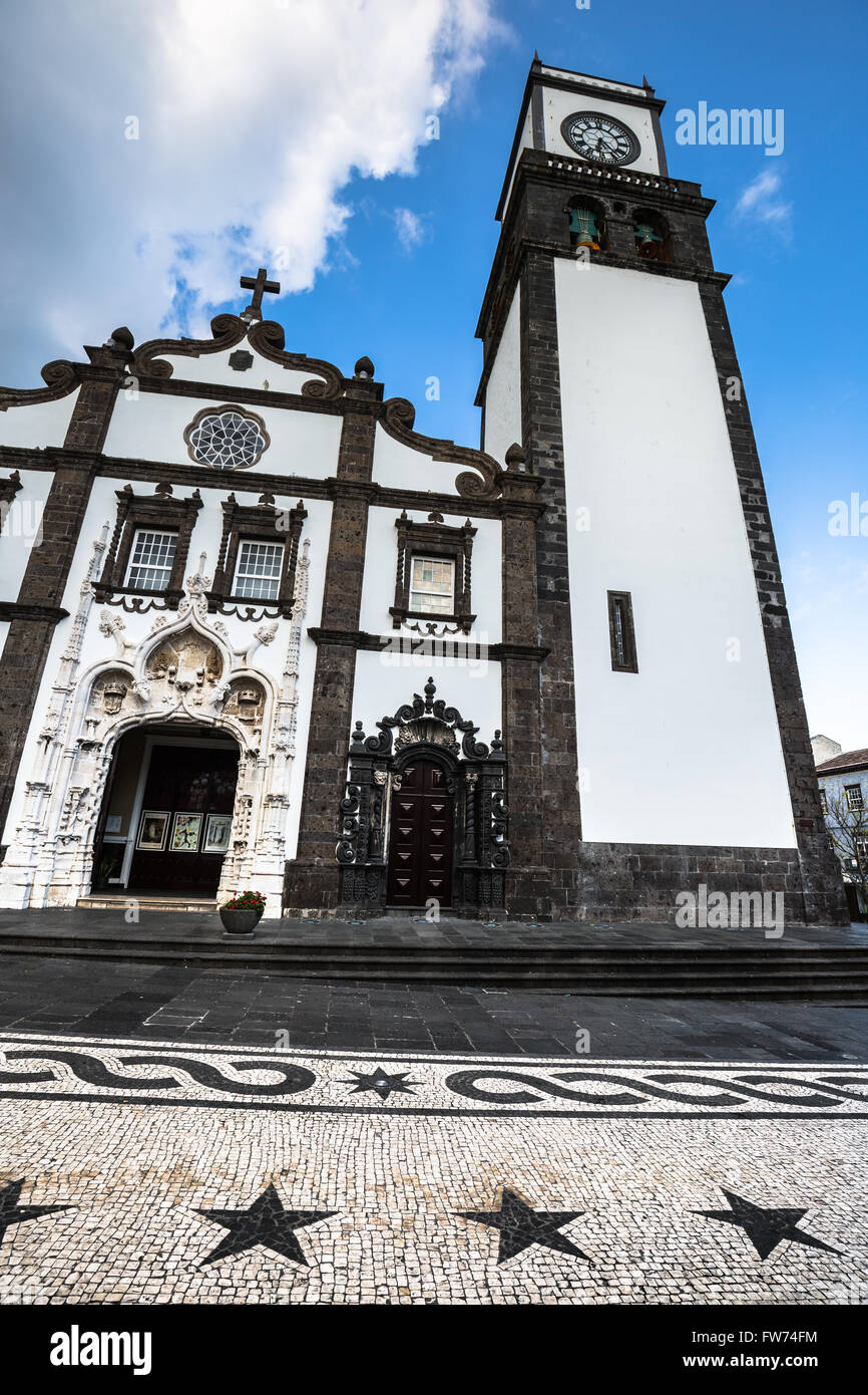 Turm der St. Sebastian Kirche (Igreja Matriz de Sao Sebastiao) in Ponta Delgada, San Miguel, der autonomen Region der Azoren Stockfoto