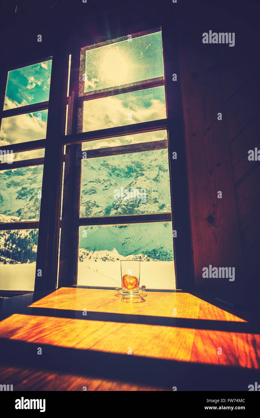 Vintage stilisierte leeres Teeglas auf Holztisch mit Blick auf die Berge, warten Konzept Bild mit geringen Schärfentiefe. Stockfoto