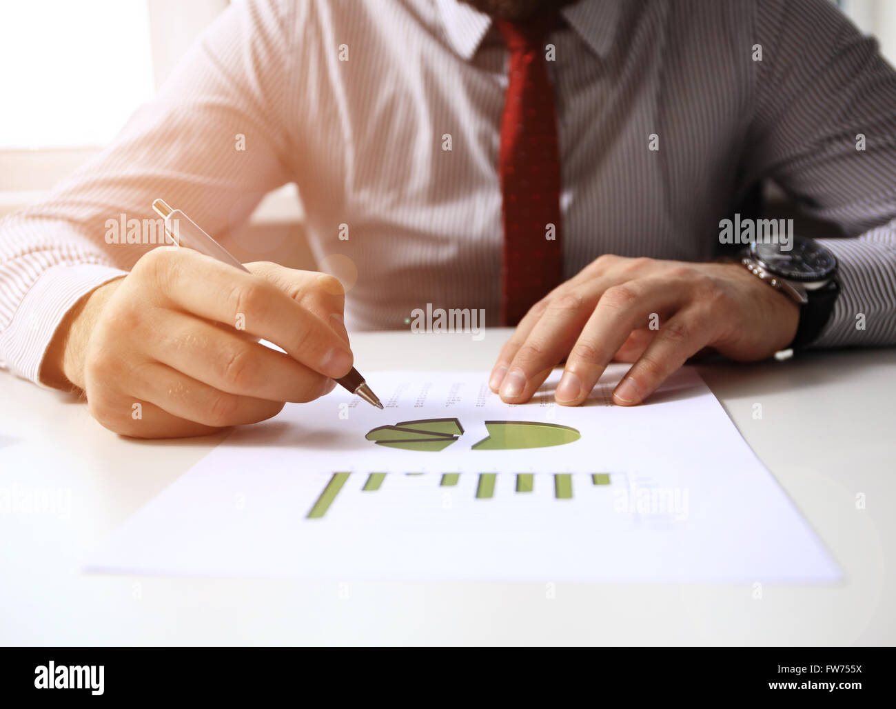 männliche Hand deutete auf Geschäftsdokument während der Sitzung Stockfoto
