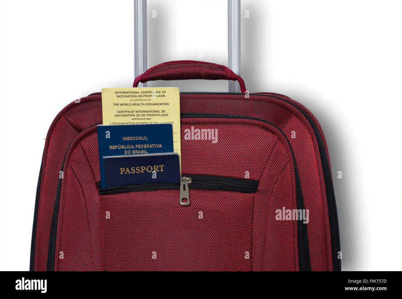 Koffer mit zwei Pässe und internationalen Impfschein vor weißem Hintergrund Stockfoto