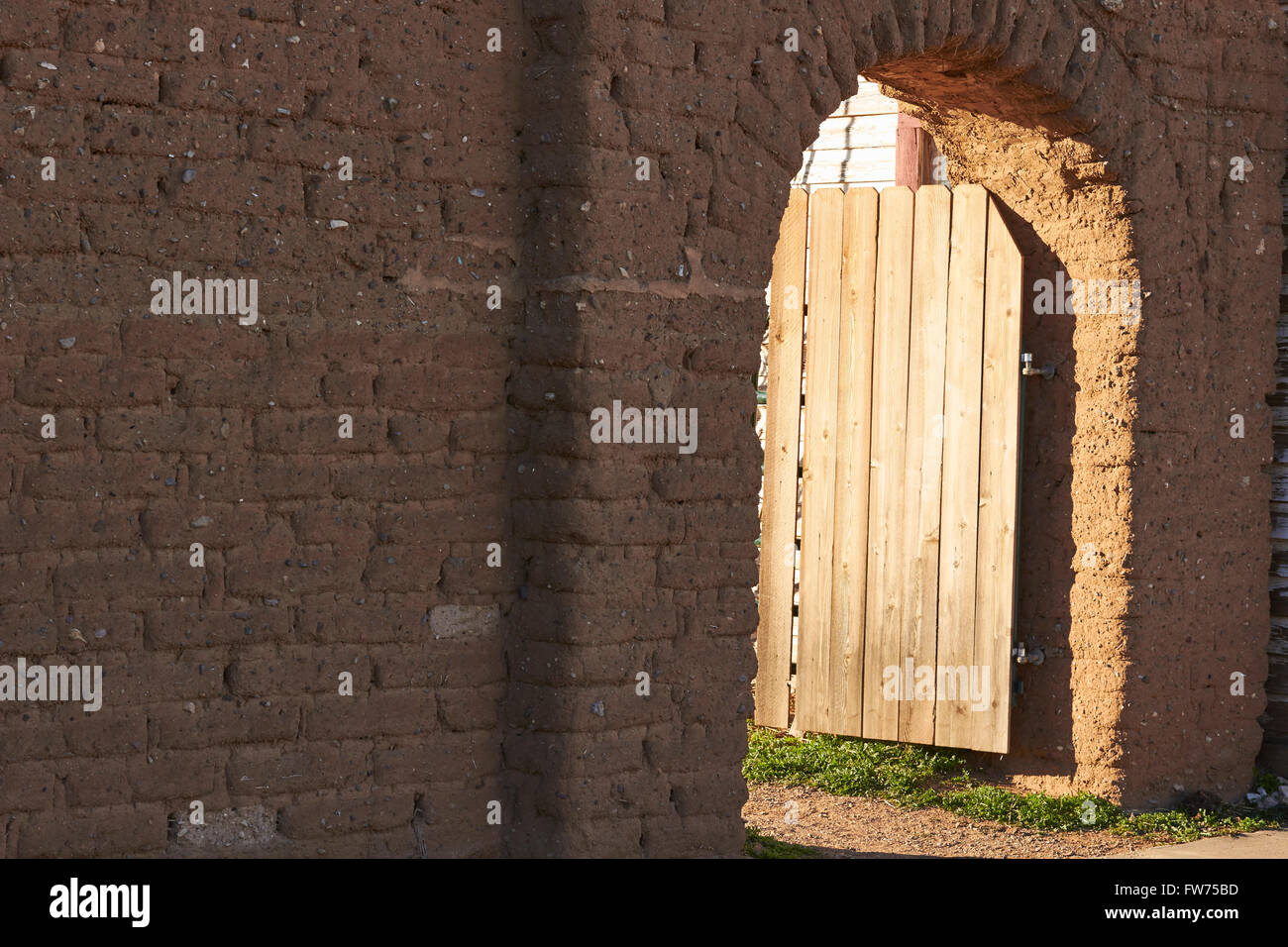 typische Straßenszene mit Türen und Tore, Alpine, Texas, USA Stockfoto