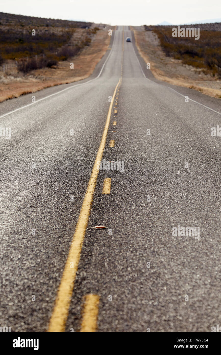 zweispurige Straße entlang der Texas-mexikanischen Grenze in der Nähe von Presidio, Texas, USA Stockfoto