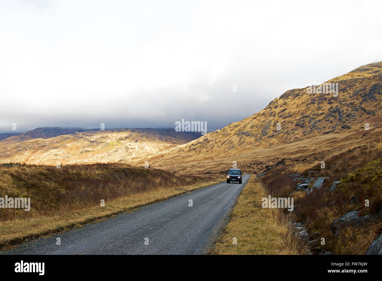 Auto auf einspurigen Straße auf der Isle of Mull, Schottland UK Stockfoto