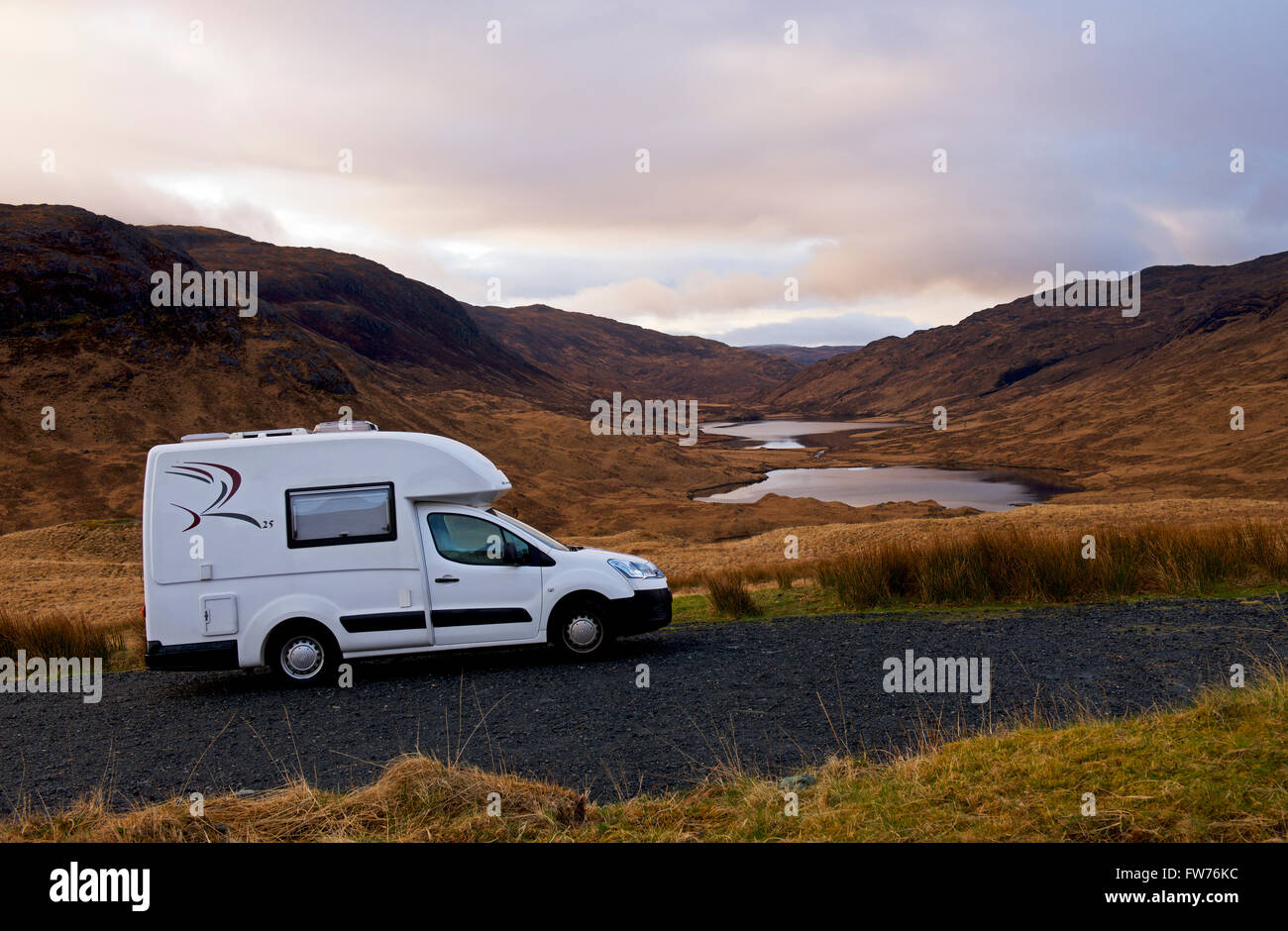 Romahome 25 geparkt in der Nähe von Loch ein Eilein, Lochan Ellen und Loch Airdeglais in Glen More, Isle of Mull, Inneren Hebriden, Schottland, Vereinigtes Königreich Stockfoto