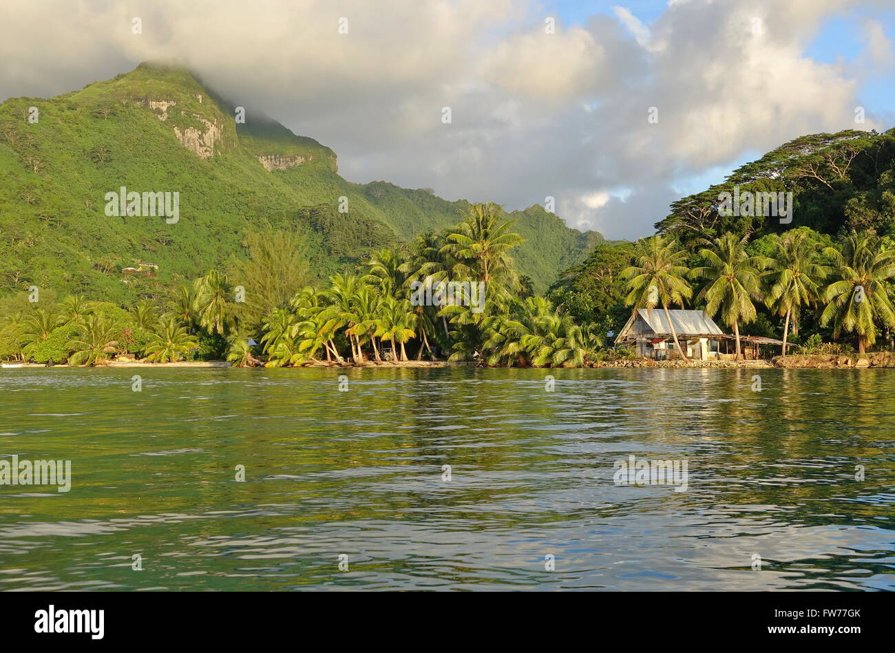Küstenlandschaft der Insel Huahine mit einem kleinen Haus auf dem Ufer, Pazifik, Französisch-Polynesien Stockfoto