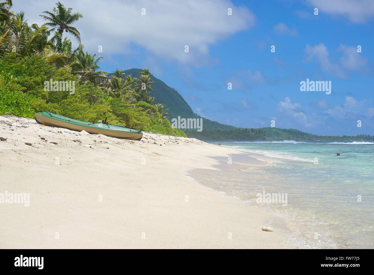 Kajak an einem unberührten Sandstrand der Insel Huahine, Pazifik, Französisch-Polynesien Stockfoto