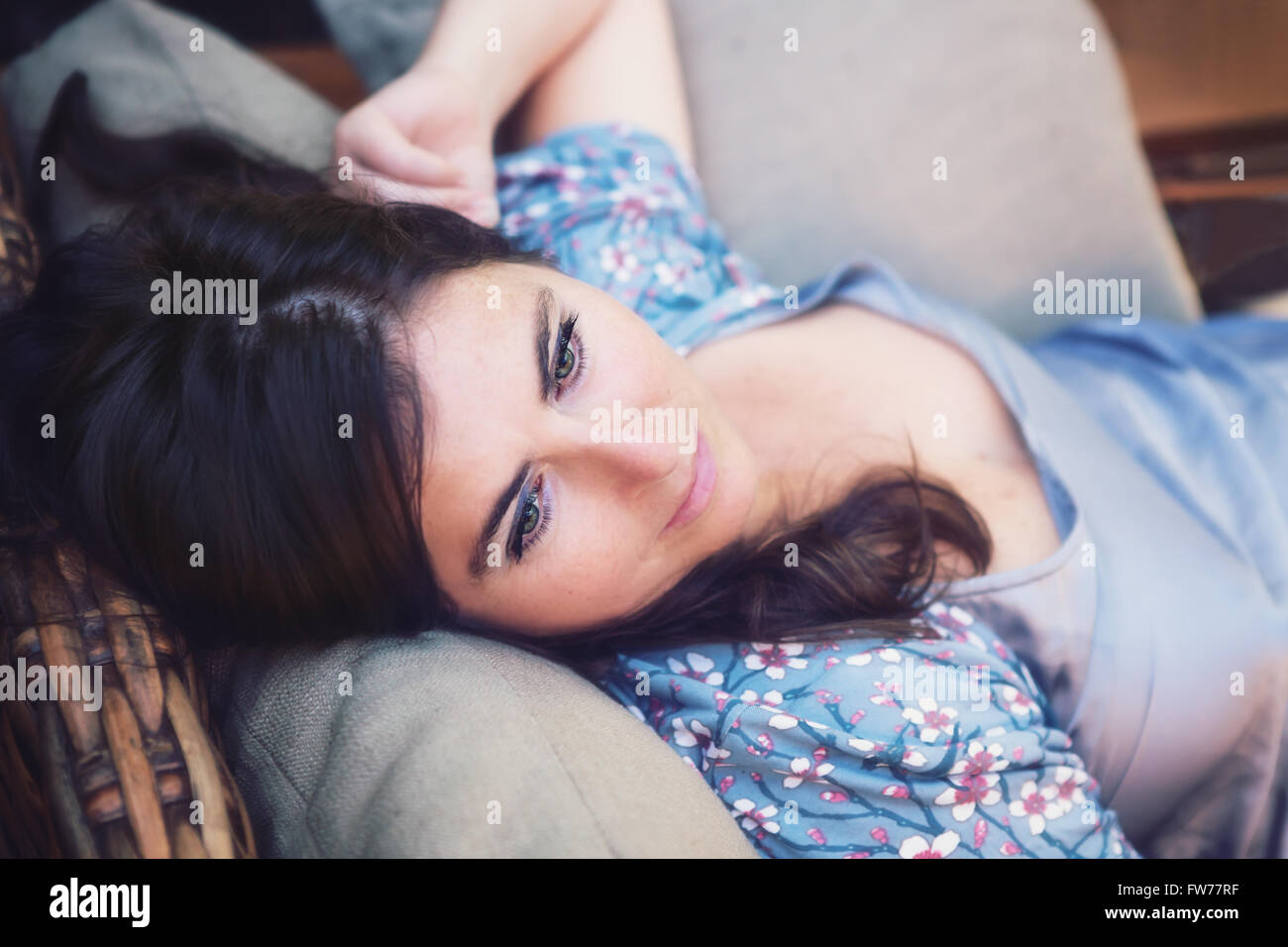Porträt eines schönen Mädchens entspannen Sie sich auf eine Lounge im Urlaub Stockfoto