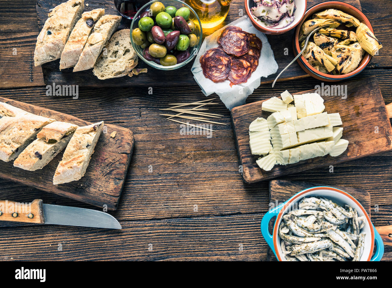 Tapas am Küchentisch, von oben, kopieren Sie Platz für Text oder Rezept. Stockfoto