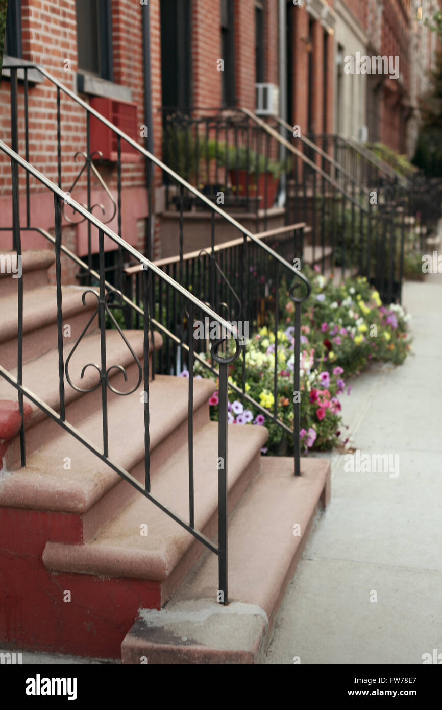 New Yorker Mehrfamilienhäuser Bürgersteig Stockfoto