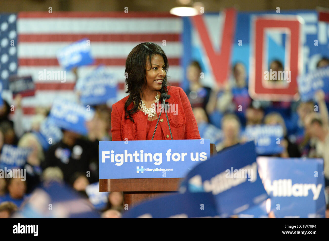 Saint Louis, MO, USA – 12. März 2016: St. Louis Schatzmeister Tishaura Jones spricht Hillary Clinton Anhängern zu Tischler Tra Stockfoto