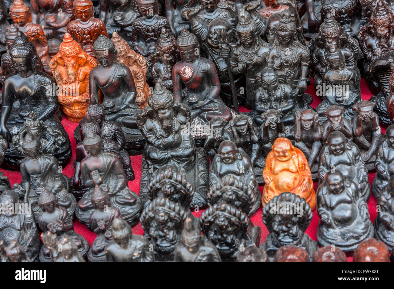 Bhaktapur, Nepal.  Hinduistischen und buddhistischen Gottheiten zu verkaufen.  Buddha, Ganesh. Stockfoto